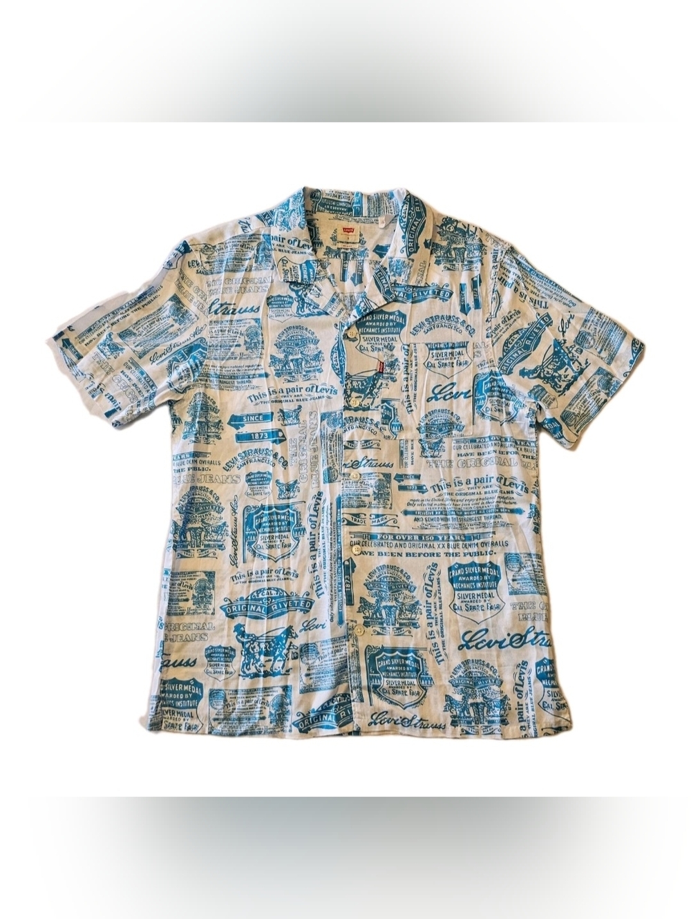 Levi's Men's Button-Up Shirt, Relaxed Fit, Small, all-over newspaper pattern